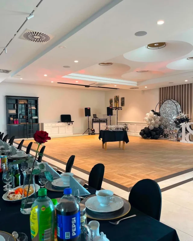 Wnętrze lub aranżacja przyjęcia w Restauracji Stenka